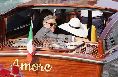 George Clooney y su esposa Amal Alamuddin tras la ceremonia civil en Venecia.