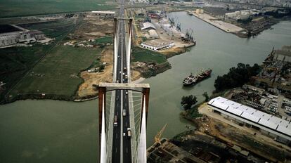 Puente del V Centenario sobre las instalaciones del Puerto de Sevilla.