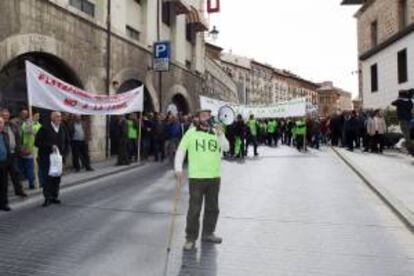 Más de un centenar de personas de los sindicatos UAGA, ASAJA, UPA, socios de la Cooperativa Cereales Teruel y miembros de la 'Plataforma no a la Laguna del Cañizar' se han concentrado hoy a las puertas del Gobierno de Aragón en Teruel para mostrar su oposición a la declaración de una Zona de Especial Protección para las Aves (ZEPA) en Cella (Teruel), coincidiendo con la presentación de un documento de alegaciones contra la declaración de este espacio natural.