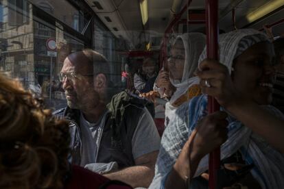 Gente en el autobús en Roma.