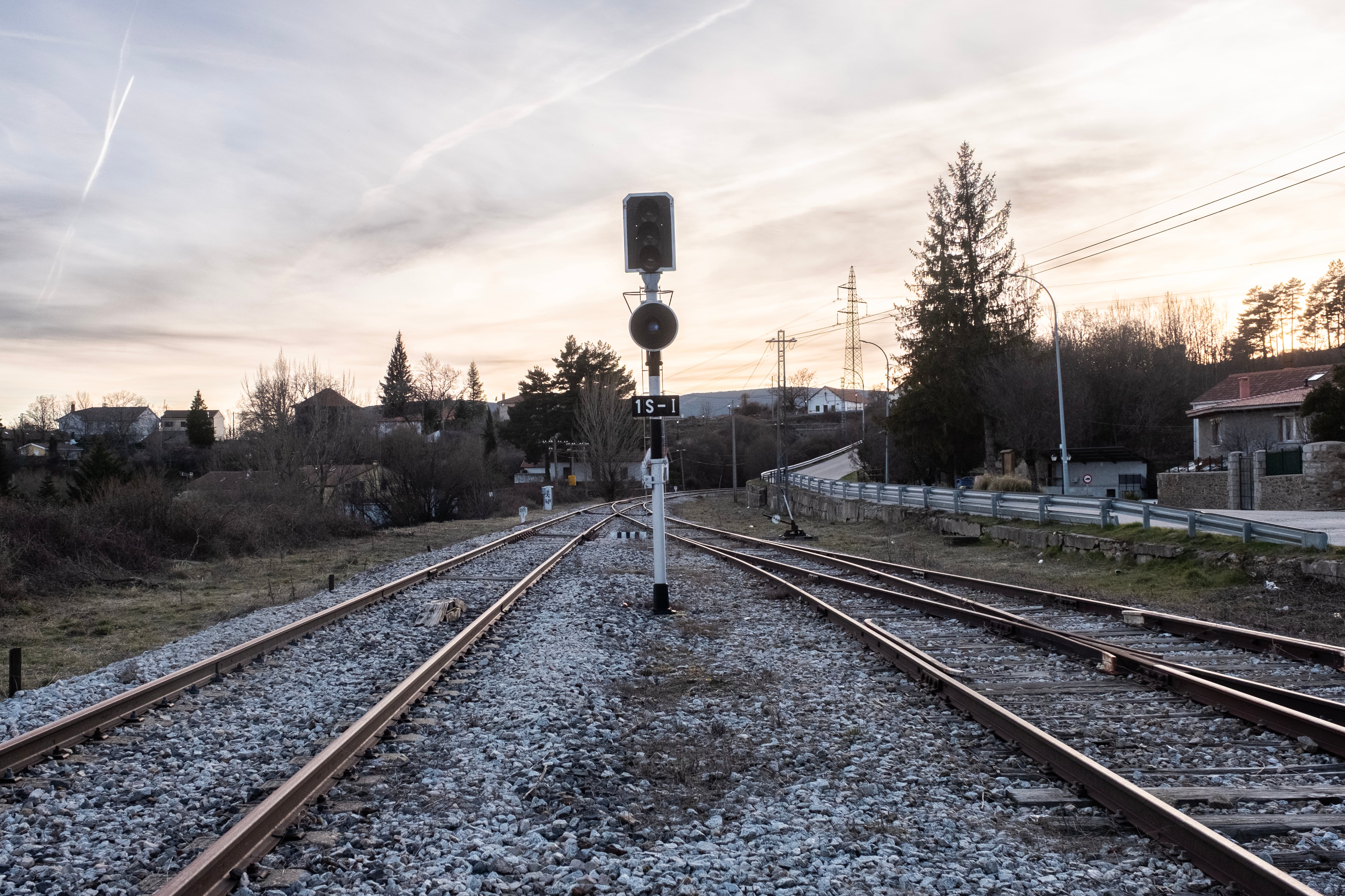 
La antigua vía del tren que pasaba por Robregordo, hoy abandonada. 
