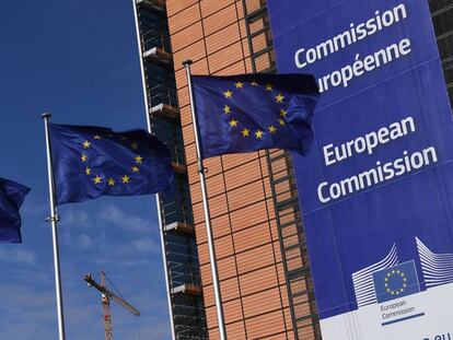 Banderas de la Unión Europea junto a la sede de la Comisión Europea en Bruselas. 