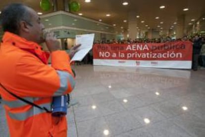 Un trabajador de Aena del aeropuerto del Prat lee un comunicado durante una concentración de protesta. EFE/Archivo