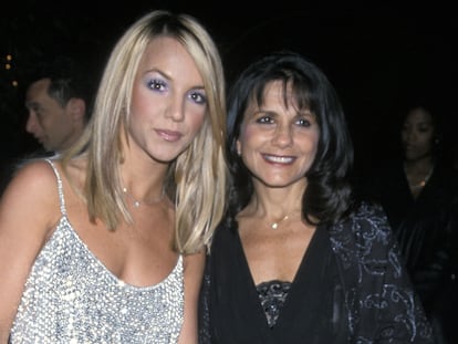 Britney Spears y su madre Lynne Spears en febrero de 2000, en la 42.ª gala de los Premios Grammy.