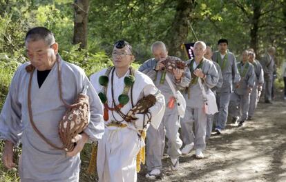 Monjes japoneses de Tanabe y Wakayama realizan un tramo del Camino de Santiago