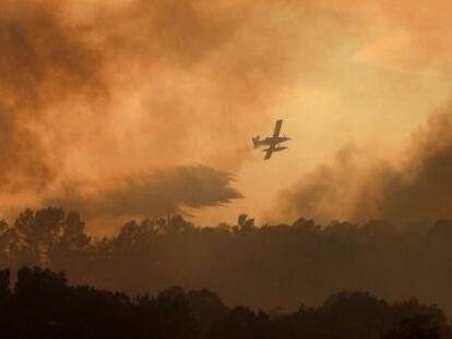 Un hidroavi&oacute;n lanza agua para apagar el incendio de Madremanya.