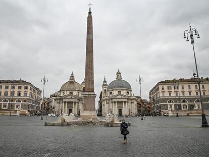 Una mujer pasea ayer por una desierta Piazza del Poppolo, en Roma.