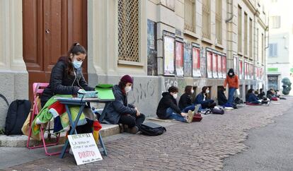 Varios alumnos estudian en la calle como protesta contra el cierre de escuelas, ese viernes ante la escuela secundaria Gioberti en Turín (Italia).