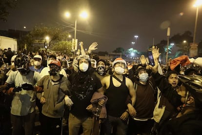 Decenas de personas participan en una multitudinaria marcha en Lima, el pasado 14 de noviembre.