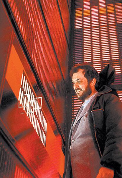 Kubrick, dentro del ordenador HAL, en el rodaje de '2001. Odisea del espacio'.
