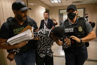 Agentes federales detienen en el tribunal de inmigración de Nueva York, en junio.