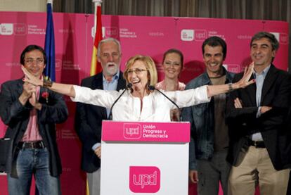 Rosa Díez, líder de UPyD, festeja los resultados con miembros de la formación, entre ellos el actor Toni Cantó (segundo por la derecha).