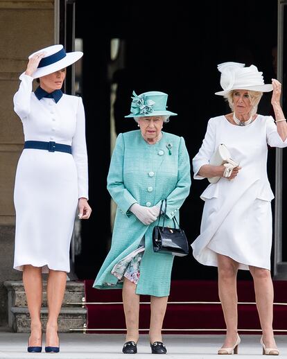 Melania Trump (vestida de Dolce & Gabbana), la Reina Isabel II y Camila Parker.