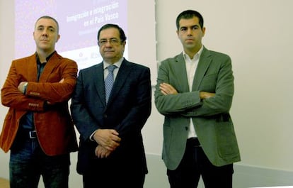 Desde la izquierda, Miguel Ángel Muñoz, el viceconsejero Iñigo Pombo y Gorka Moreno, en la inauguración de las jornadas en Bilbao.