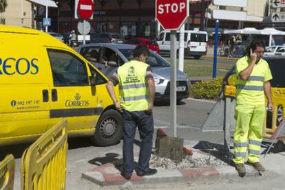 Los operarios de Fomento inspeccionan las obras municipales en la carretera a Gibraltar.