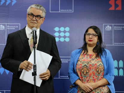 Mario Marcel y Javiera Martínez, durante una conferencia en el Ministerio de Hacienda.