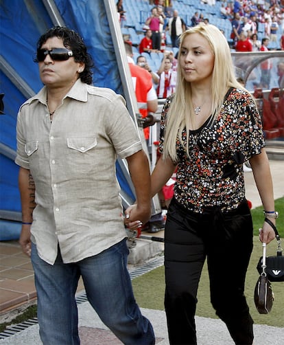 La pareja del seleccionador argentino de fútbol, Diego Maradona, Verónica Ojeda, ha perdido el bebé que estaban esperando, han informado fuentes del centro médico donde fue atendida. Maradona, que se encontraba en San Juan donde jugó la selección argentina de fútbol un encuentro amistoso contra Costa Rica, voló de inmediato a la capital para estar con su pareja que estaba embarazada de cuatro meses.