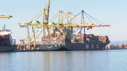 Barco mercante en el Puerto de Valencia descargando contenedores.