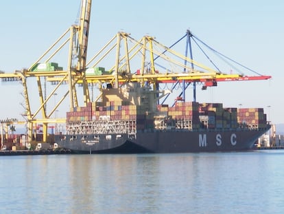 Un barco lleno de contenedores en el puerto de Valencia.