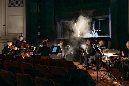Keman sanatçısı Isabelle Faust (solda) ve diğer enstrümanistler, cumartesi öğleden sonra Salzburg Marionette Tiyatrosu'nda Stravinsky'nin 