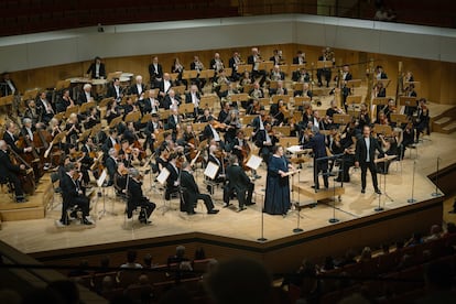 Vista general del escenario del Kulturpalast de Dresde en la escena final del tercer acto de ‘Siegfried’, con la soprano Åsa Jäger y el tenor Thomas Blondelle, el pasado 14 de junio.