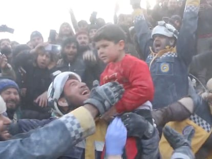 Los rescatistas celebraban el martes la liberación de un niño de entre los escombros en Idlib (Siria).