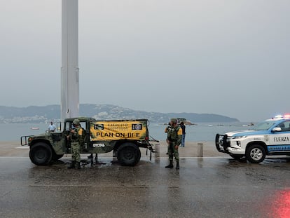 Soldados en la bahía de Acapulco (Estado de Guerrero) como parte de las medidas ante la llegada del huracán Otis, este 24 de octubre.