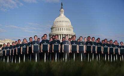 Figuras a escala real de Mark Zuckerberg con camisetas que dicen "arregla Facebook" colocadas frente al Capitolio de Washington por un grupo activista llamado Avaaz.