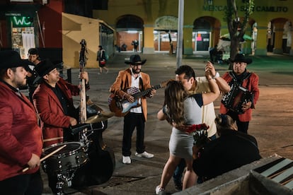 Bailando al son de los mariachis.