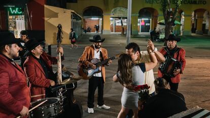 Bailando al son de los mariachis.