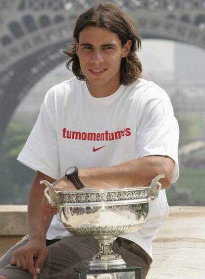 Rafael Nadal, ayer con su tercer trofeo de Roland Garros y la torre Eiffel al fondo.