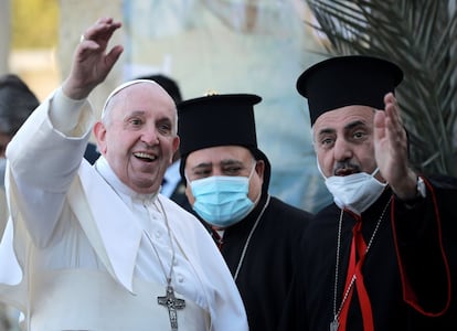 Francisco saluda a su llegada a la catedral. La cercanía con las pequeñas comunidades cristianas de la zona permanece estos días en como fondo del viaje.