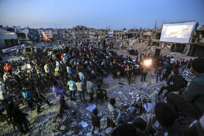 Primer festival de cine con películas sobre derechos humanos que se celebra entre las ruinas del barrio Shejaiya de Gaza. Durante tres días se han proyectado 28 películas, la mayoría procedentes de países árabes. La fotografía ha sido facilitada por la organización del festival 'La alfombra roja'.