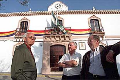 Vecinos reunidos ante el Ayuntamiento de El Coronil, engalanado con la bandera republicana.