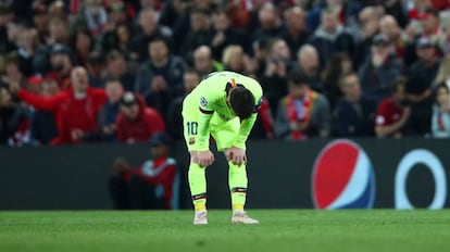 Messi, abatido tras sufrir la derrota frente al Liverpool en la semifinal de la Champions. 