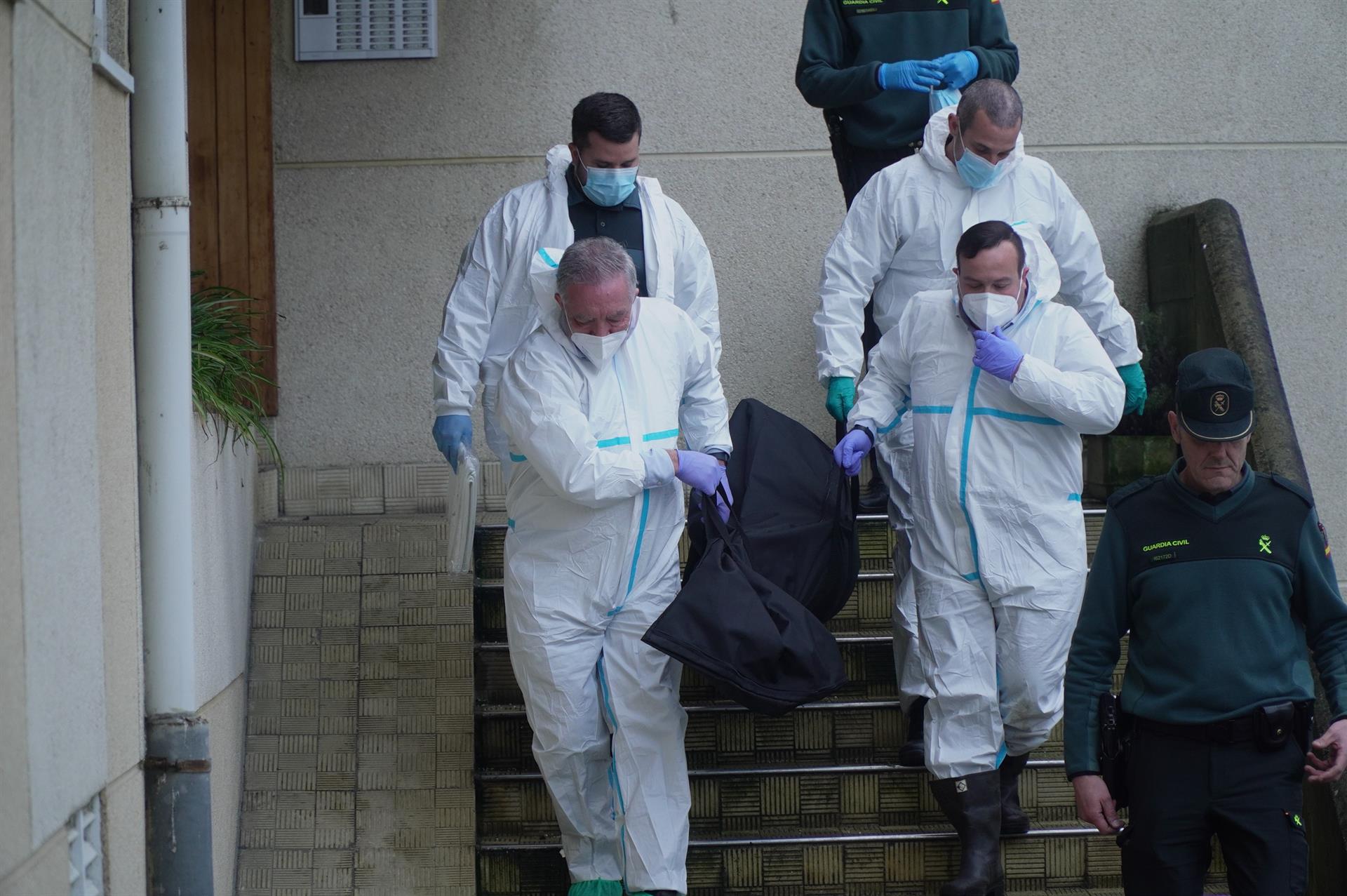La comitiva judicial tarda un día en retirar un cadáver de un edificio por la cantidad de basura acumulada