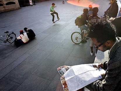 Los alrededores del MACBA, en la plaza de los Ángeles. Hasta el 15 de enero se puede ver en el museo una retrospectiva de la obra de la fotógrafa Jo Spence.