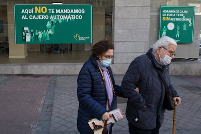 Publicidad en una sucursal de Eurocaja Rural en Madrid para atraer clientes mayores excluidos financieramente.