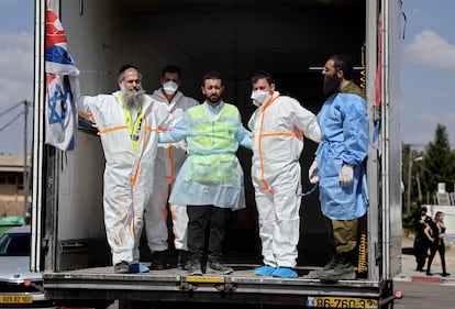 Forenses y soldados israelíes dentro de en un contenedor donde se acumulan los cuerpos de las víctimas, en la base del ejército en Ramla, este viernes.