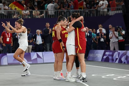 Abrazo entre las jugadoras de los dos equipos al final del encuentro.