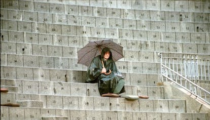 Joaquín Vidal, con capa y paraguas bajo la lluvia, en la plaza de toros de Las Ventas, en octubre de 1999.