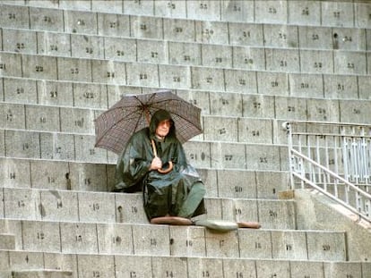 Joaquín Vidal, con capa y paraguas bajo la lluvia, en la plaza de toros de Las Ventas, en octubre de 1999.