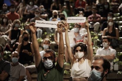 Dos asistentes al Grec este domingo por la noche protestan por su cancelación.