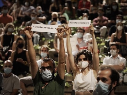 Dos asistentes al Grec este domingo por la noche protestan por su cancelación.