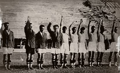 Bruno Neri, terceiro da esquerda para a direita, na inauguração do estádio da Fiorentina.