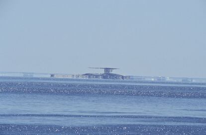 Muy al norte (o muy al sur) el aire puro y claro hace que los objetos distantes se enfoquen con gran nitidez. La percepción de profundidad se torna imposible y el mundo adquiere un extraño aspecto bidimensional. En los mapas y cartas de navegación los primeros exploradores situaron meticulosamente islas, cabos y cordilleras que jamás volvieron a verse. Un buen ejemplo es aquel explorador sueco que describía un escarpado cabo con dos glaciares inusualmente simétricos; la realidad es que estaba mirando a una morsa. Las fatamorganas son causadas por los reflejos del agua, el hielo y la nieve, y, cuando se combinan con inversiones de temperatura, crean la ilusión de objetos sólidos y bien definidos donde no hay nada. Objetos que se encuentran el el horizonte (islas, acantilados, barcos o témpanos de hielo) se convierten visualmente en objetos alargados y elevados, como castillos de cuentos de hadas. Este efecto recibe el nombre de Fata Morgana del Hada Morgana, la hermanastra bruja del Rey Arturo. El efecto es especialmente habitual en las superficies heladas de la Antártida. En la imagen, el mar de Labrador, en Canadá.