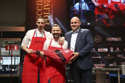 Los cocineros de Santerra con José Gómez, de la firma Joselito.