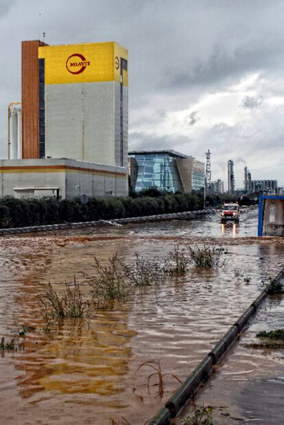 La carretera N-340, anegada por el agua a su paso por Tarragona.