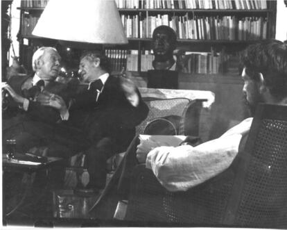 Fotografía de autor desconocido de Jorge Luis Borges, Juan José Arreola y Felipe Ehrenberg en la capilla Alfonsina en 1978.