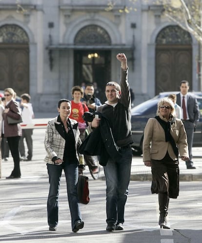 29 de marzo de 2006. El portavoz de la ilegalizada Batasuna, Arnaldo Otegi (c), puño en alto a su llegada a la Audiencia Nacional, donde declaró ante el juez Fernando Grande Marlaska como inductor de los hechos violentos ocurridos durante la jornada de huelga del pasado 9 de marzo en el País Vasco y Navarra, convocada por la muerte de dos presos de ETA. El juez decretó prisión para Otegi, bajo fianza de 250.000 euros. A la izquierda, la abogada Jone Goirizelaia.